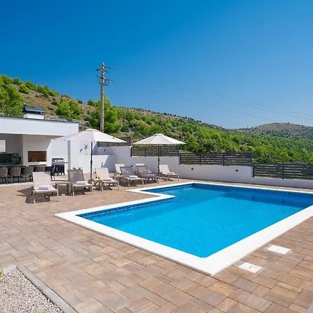 Vakantiehuis Stunning In With Sauna Zaboric